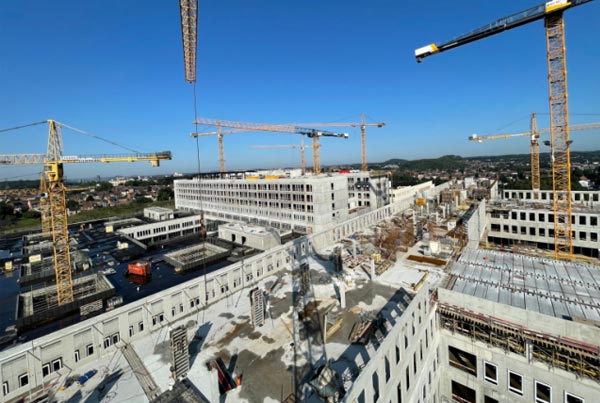 Europese arbeiders werkt mee aan de elektrische en HVAC-installaties in het grootste ziekenhuis
